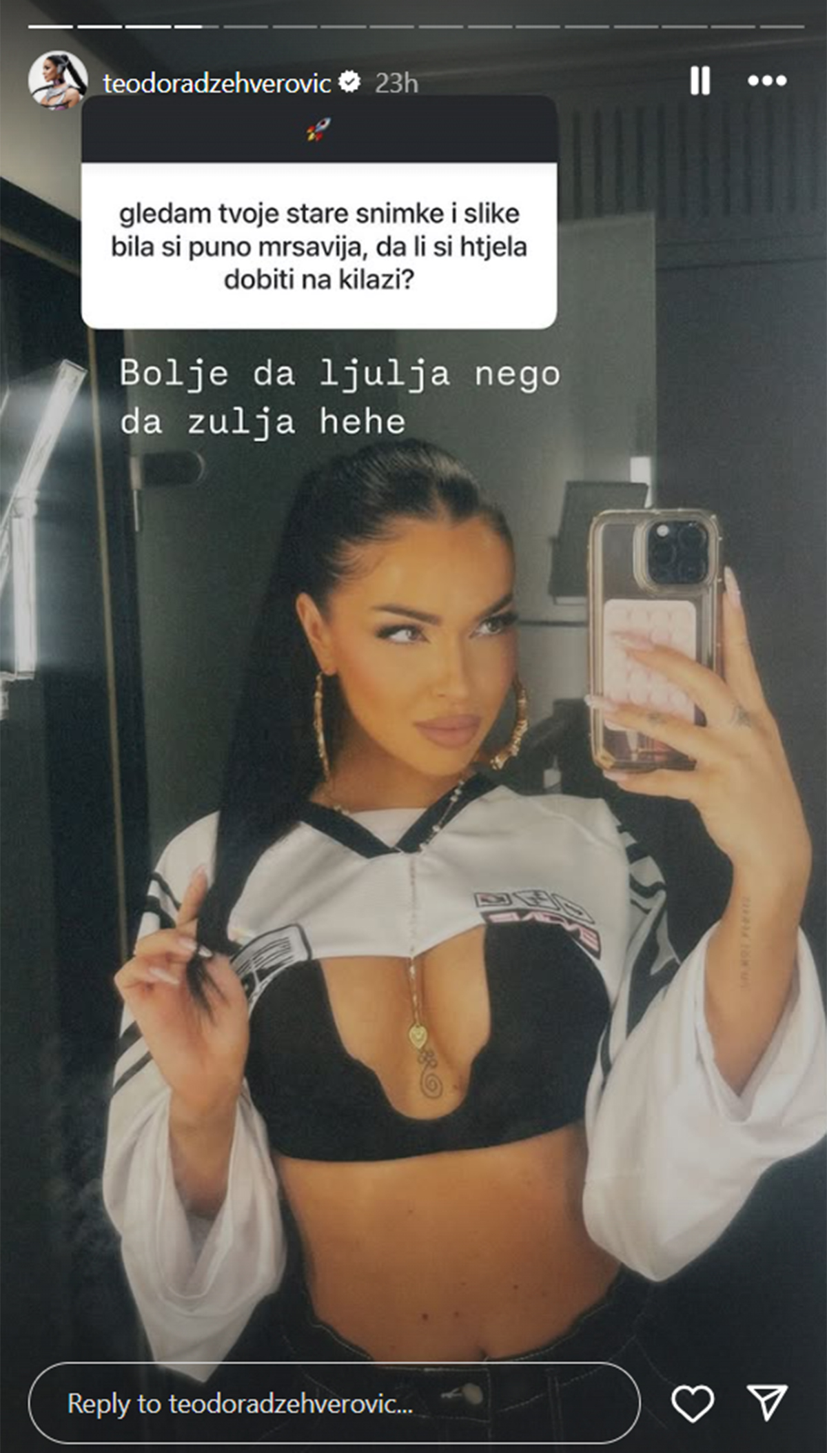 "Koji bezobrazluk" Teodora pozirala u OVOM izdanju u liftu pa digla prašinu: Bujne grudi u prvom planu
