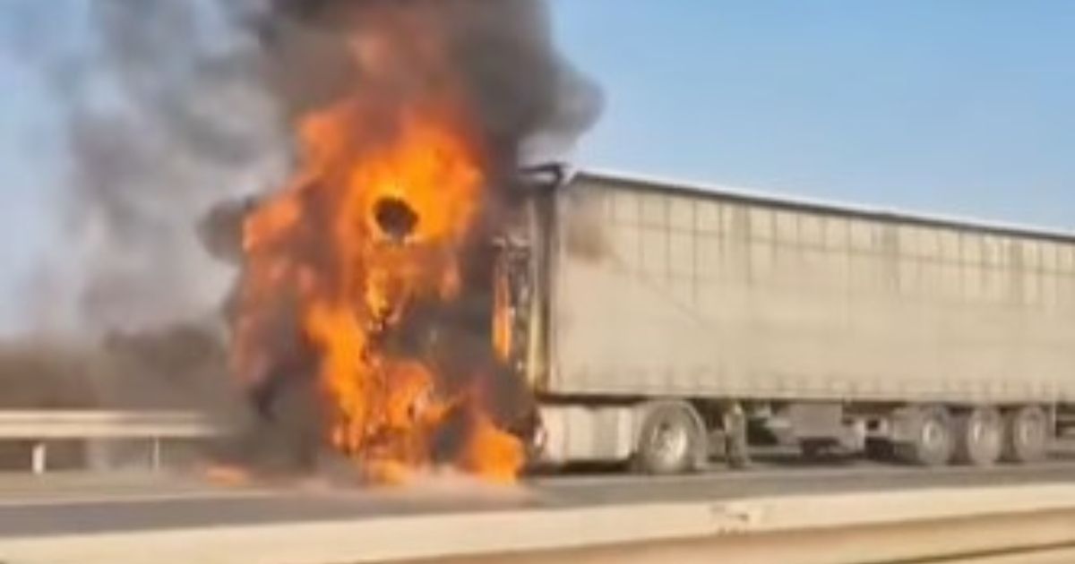 Vatrena stihija nasred auto-puta kod Ćuprije! Širi se veliki dim, otežan saobraćaj u smeru ka Nišu