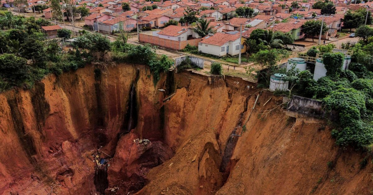 Vanredna situacija, vrtače prete da progutaju naselje, nekoliko zgrada već uništeno: Naređena evakuacija