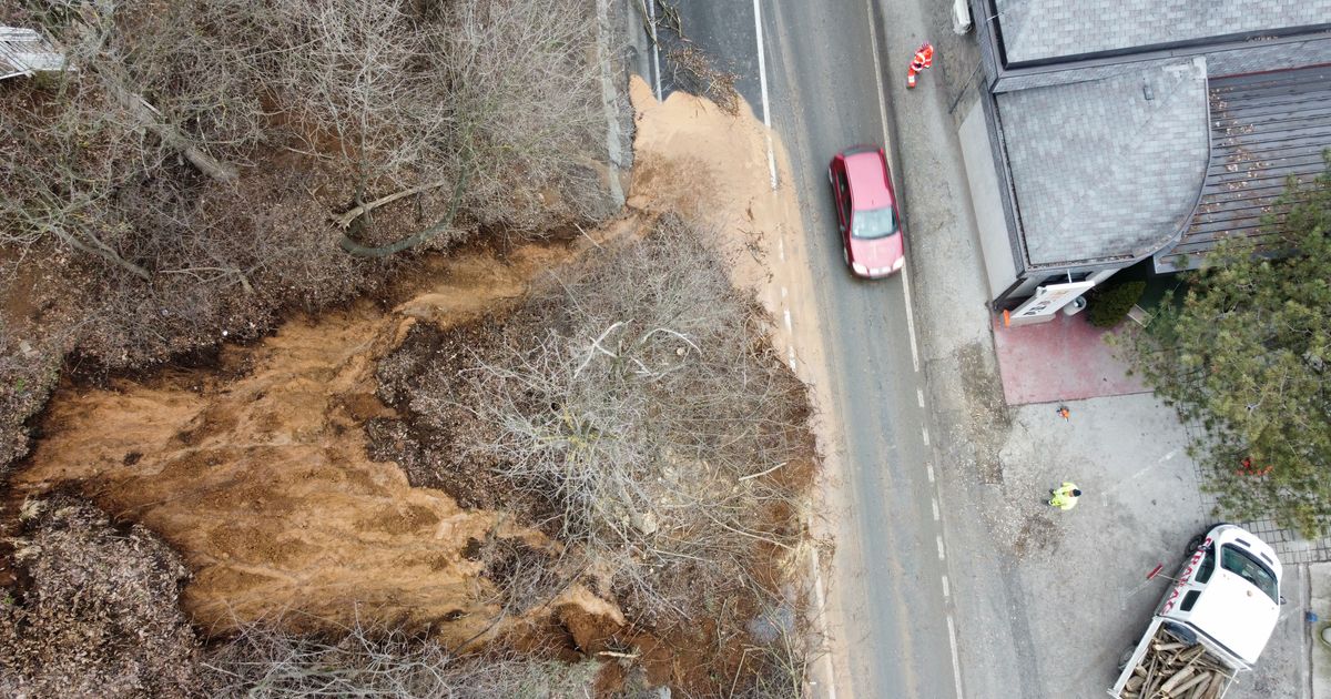 Odron kod Čačka snimljen iz drona: Pogledajte koliko zemlje se strovalilo na put