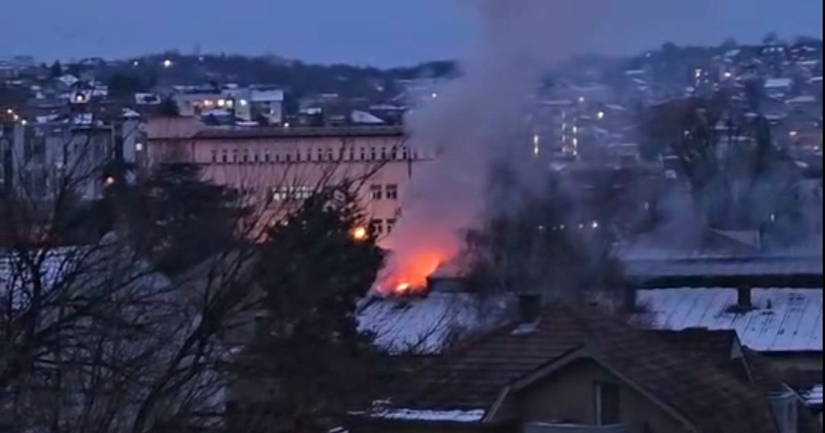 Lokalizovan požar na krovnoj konstrukciji štamparije koja je i juče gorela u Nišu