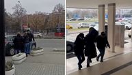 Policija privodi osumnjičene iz Komisije za tehnički pregled Železničke stanice: Lice sakrila pod kapuljačom