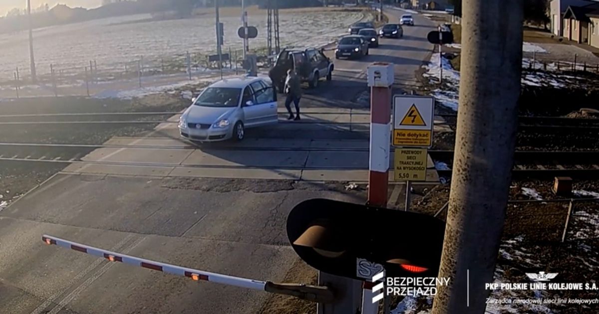 Ženi crkao auto dok je prelazila prugu, a voz dolazi: Snimak ledi krv, pogledajte kako se sve završilo