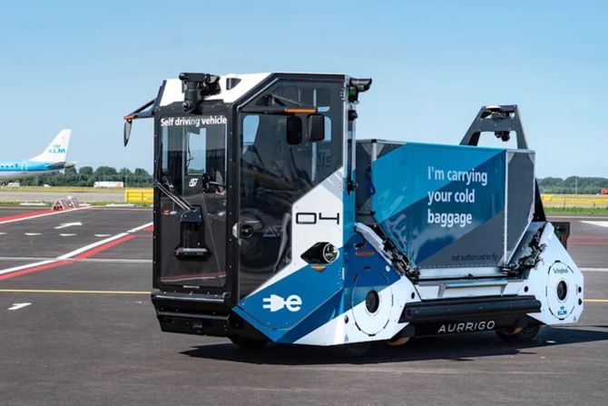 self-driving baggage vehicle