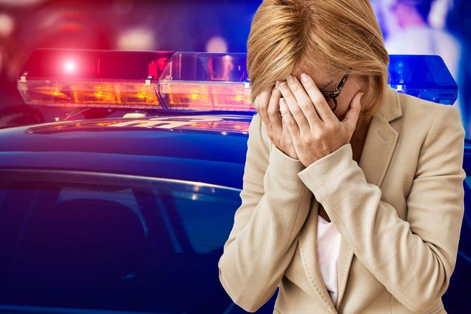 Žena, americka policija rotacija sad Žena, americka policija rotacija sad