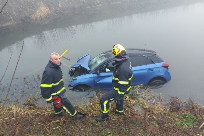 Auto probio ogradu i sletio u kanal u Slavoniji