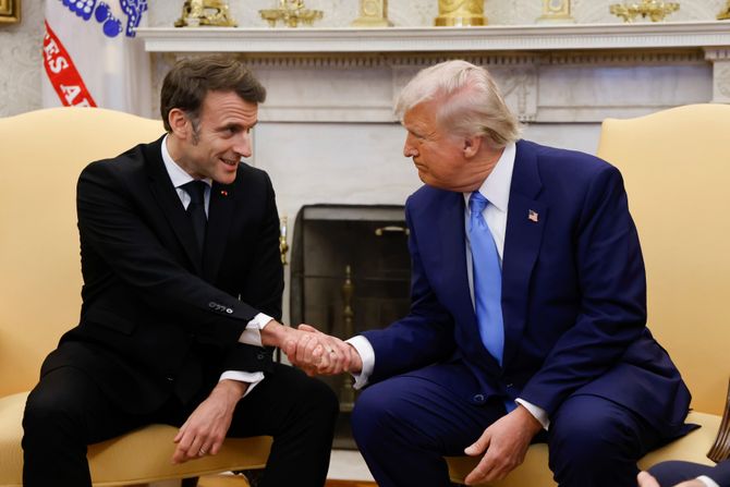 Donald Tramp Emanuel Makron rukovanje Bela kuća Vašington Donald Tramp Emanuel Makron rukovanje Bela kuća Vašington