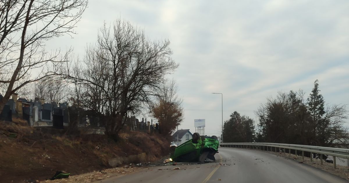 Krivina može da košta života! Proklizao, pa se prevrnuo na krov: Jeziv prizor kod Požege, auto gotovo smrskan