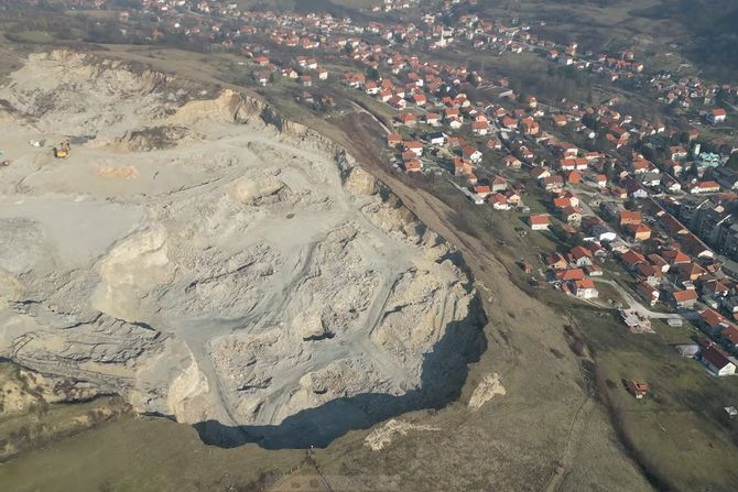 kamenolom i kuće u Kaknju