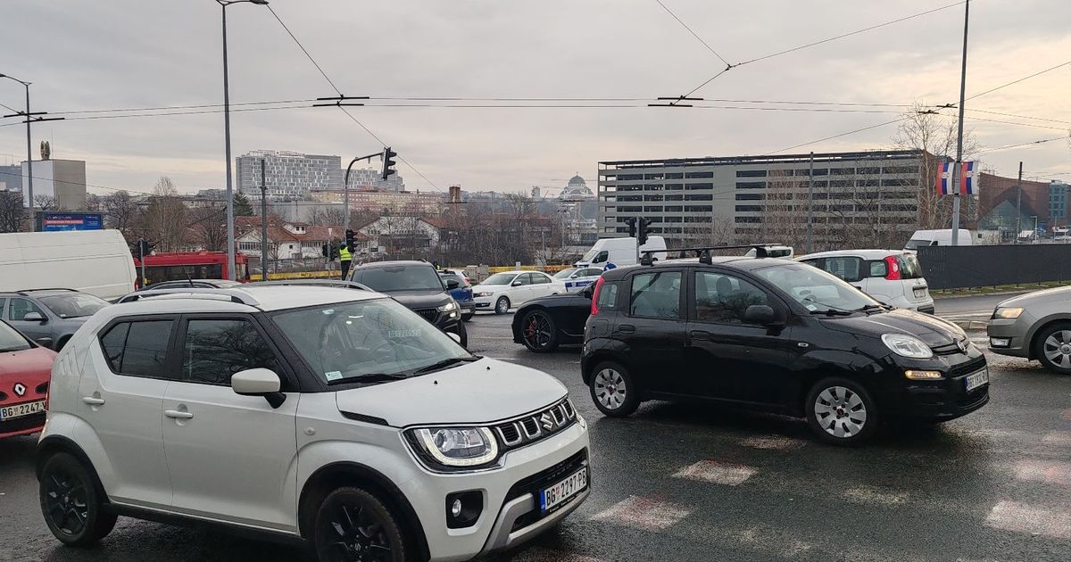 Oprez ako idete tuda! Ovako sad izgleda raskrsnica nakon sudara autobusa i automobila u centru Beograda