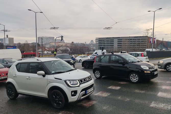 Raskrsnica nakon sudara autobusa i automobila na raskrsnici Bulevara Vojvode Putnika i Bulevara Mira