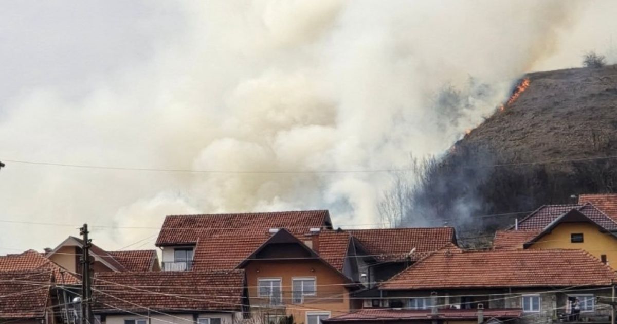 Veliki požar u Novom Pazaru! Brdo prekriveno vatrom i dimom, vatrogasci na licu mesta