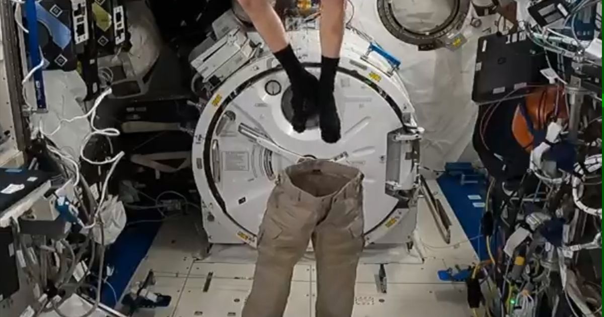 Mnogi bi voleli da mogu ovako: Astronaut u svemiru pokazao trik koji je nemoguć na Zemlji!