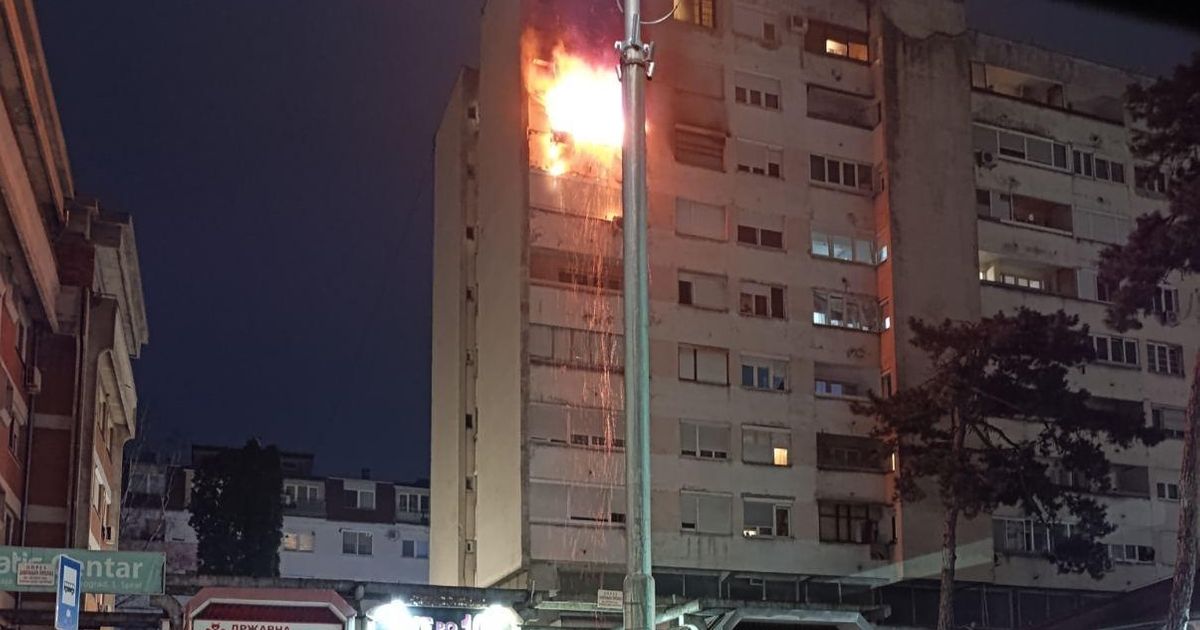 Punjač za telefon izazvao vatrenu stihiju? Veliki požar izbio u stanu u Kraljevu, vatrogasci hitno reagovali!