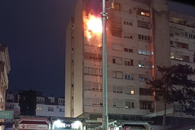 Punjač za telefon izazvao vatrenu stihiju? Veliki požar izbio u stanu u Kraljevu, efikasnom akcijom vatrogasaca sprečeno da se vatra proširi na sedmi sprat/ Foto: RINA