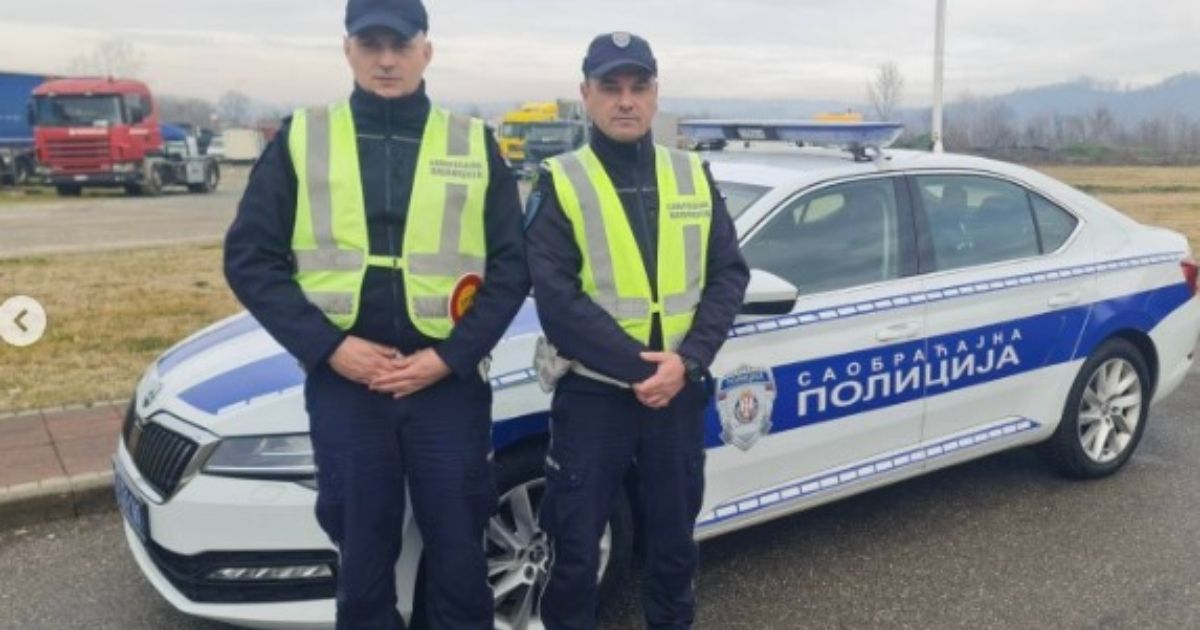 Dete gubilo svest, majka očajna tražila pomoć! Policajci iz Loznice brzom reakcijom spasili život mališana (4)