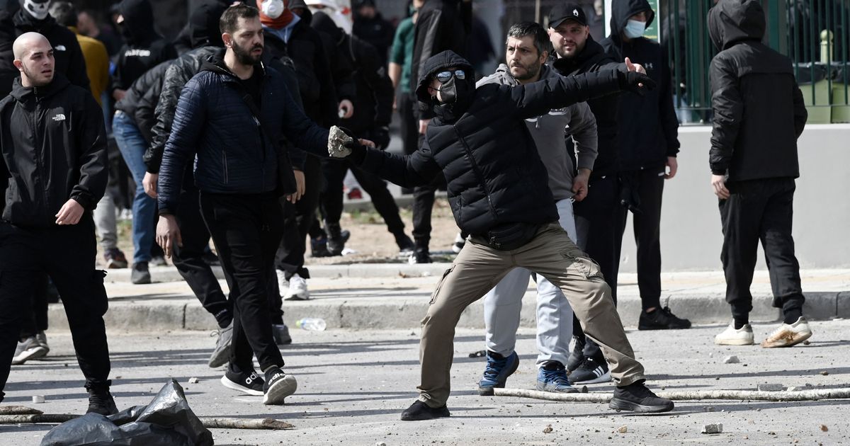 Haos i opšti rat na ulicama: Navijači upali na protest i brutalno se tukli s policijom