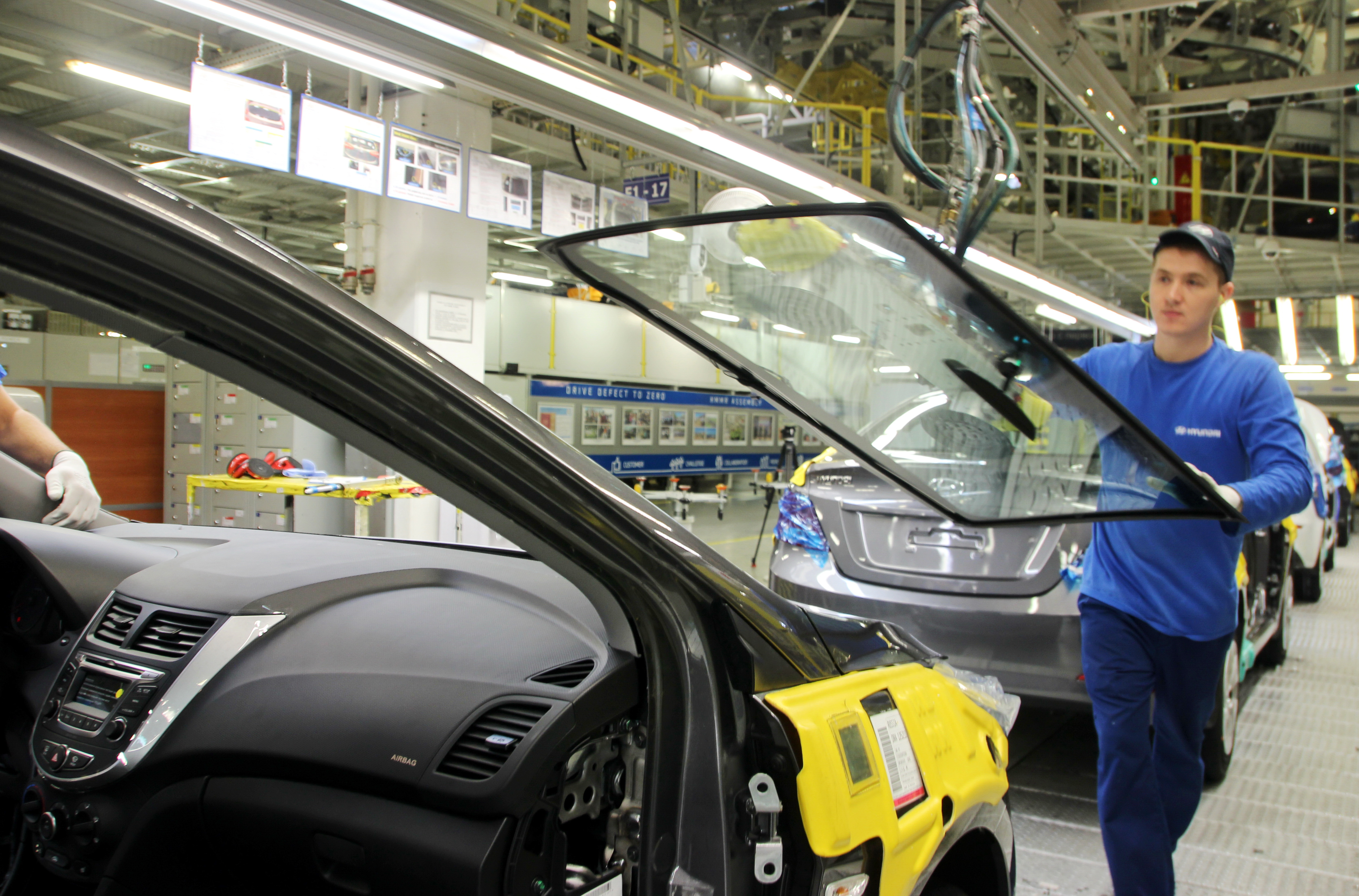 Privreda EU sile na kolenima: Teško pogođena 3 sektora, najviše automobilska industrija
