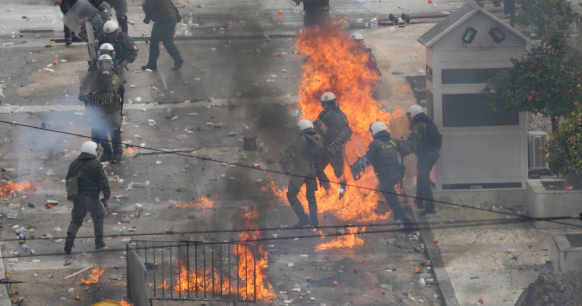 Grčka je potpuno paralisana! Hiljade traži pravdu, došlo do sukoba, bačeni suzavac i Molotovljevi kokteli