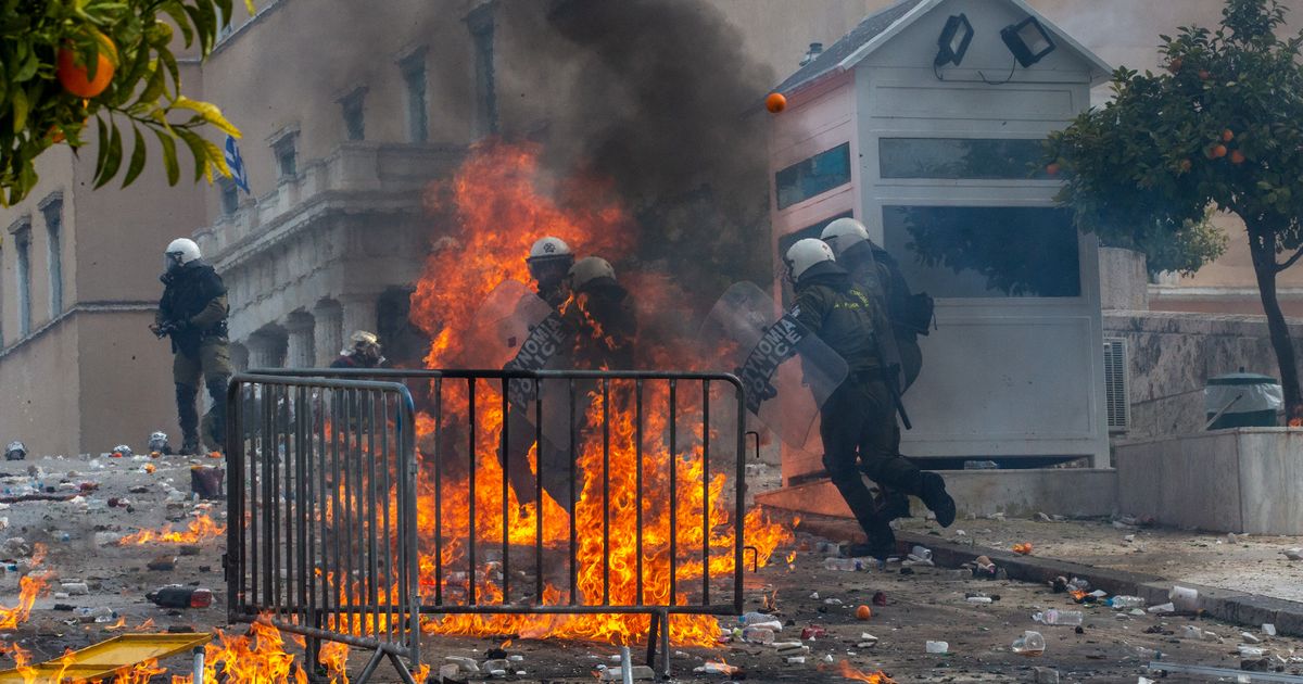 Pojavile se nove fotke haosa na protestima: Navijači motkama i molotovljevim koktelima udarili na policiju