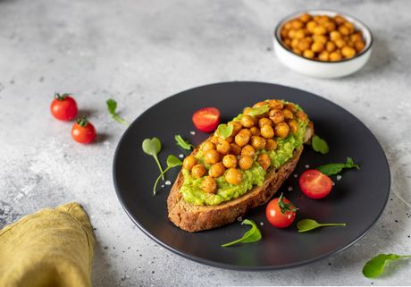 avokado tost sa leblebijama avokado tost sa leblebijama