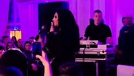 Dragana Mirković prekinula koncert kada je saznala da je umro Saša Popović: U suzama zapevala tužne stihove