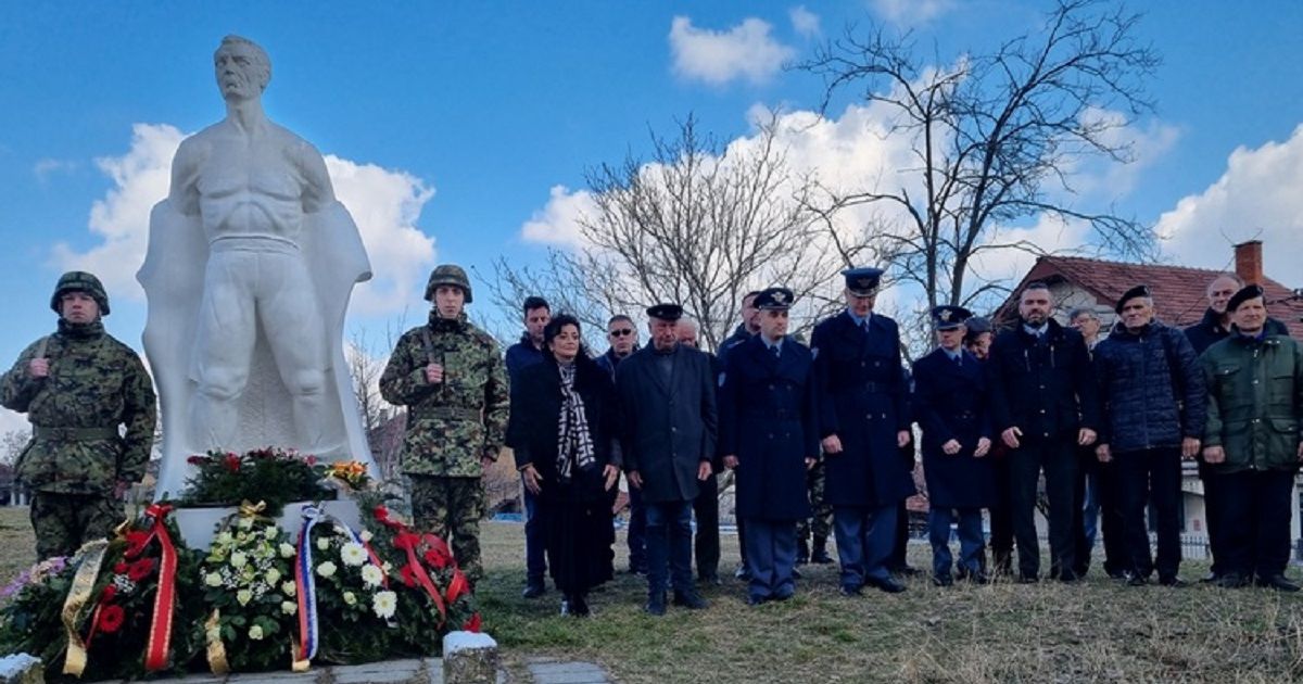 Položeni venci kraj spomenika na Metinom brdu