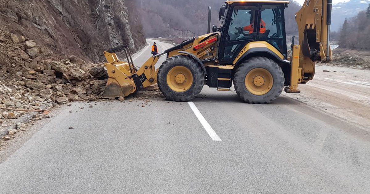 Stenje zatrpalo jednu saobraćajnu traku: Veliki odron iznad Zlatarskog jezera