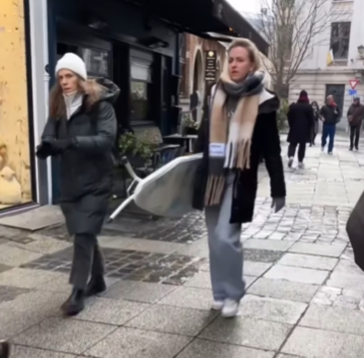 Mladi sve češće nose DASKE ZA PEGLANJE po ulici, ceo svet se pita zašto: Da li možete da pretpostavite?