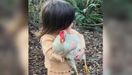 Marijina ćerka ne ispušta ljubimce iz ruku: Šta će joj telefon kada ima najslađe koke i piliće