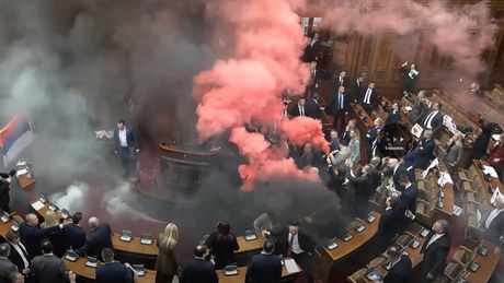 skupstina, dimna bomba