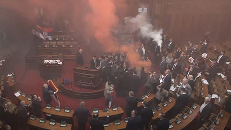 skupstina, dimna bomba