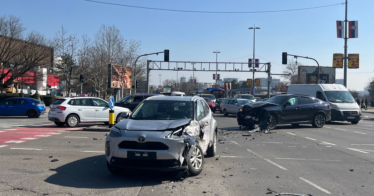 Udes na raskrsnici kod Ušća: Potpuna havarija, vozila stoje uništena nasred raskrsnice, vozači su u hitnoj