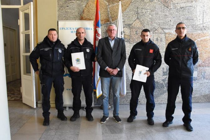 Policajac i vatrogasac meseca