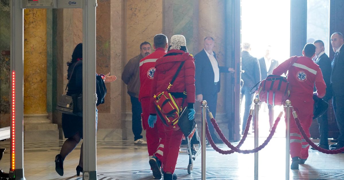 Jeziv snimak iz Skupštine: Poslanicu Jasminu polivaju vodom, leži u nesvesti, Hitna munjevito ulazi