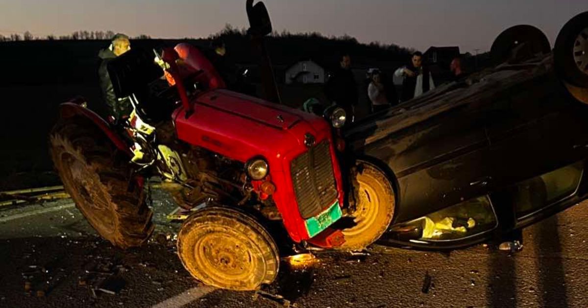 Težak sudar traktora i automobila na putu Kragujevac - Kraljevo: Jedno vozilo na krovu, drugo prepolovljeno