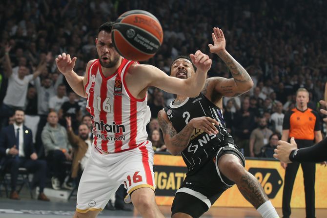 Kostas Papanikolau i Karlik Džons (KK Olimpijakos - KK Partizan)