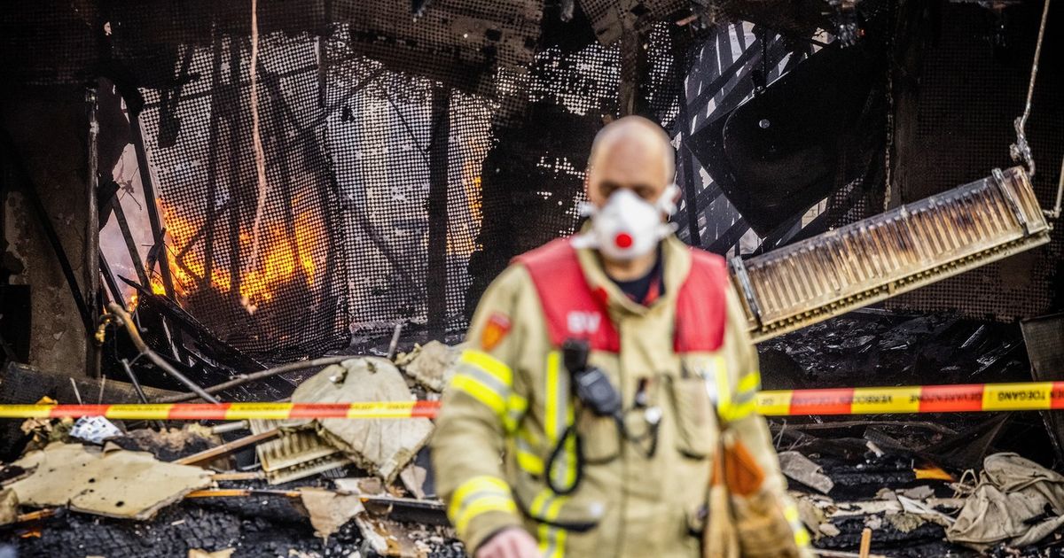 Vatra zahvatila desetak kuća, centar grada blokiran: Stravični snimci velikog požara u Holandiji