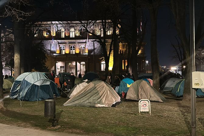 Okupljanje studenata studenti šatori Skupština grada