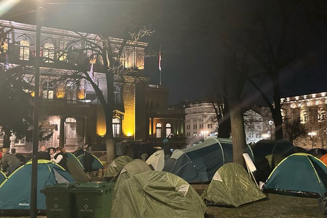 Okupljanje studenata studenti šatori Skupština grada