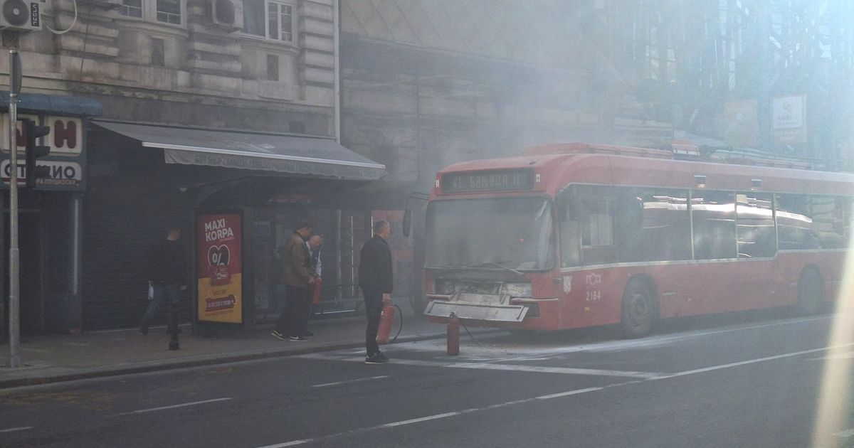 Zapalio se trolejbus u centru grada: Putnici izjurili iz vozila