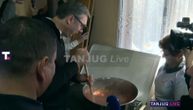 Vučić pravio ajvar u Velikoj Plani tokom obilaska gazdinstva "Ajvar Radić"