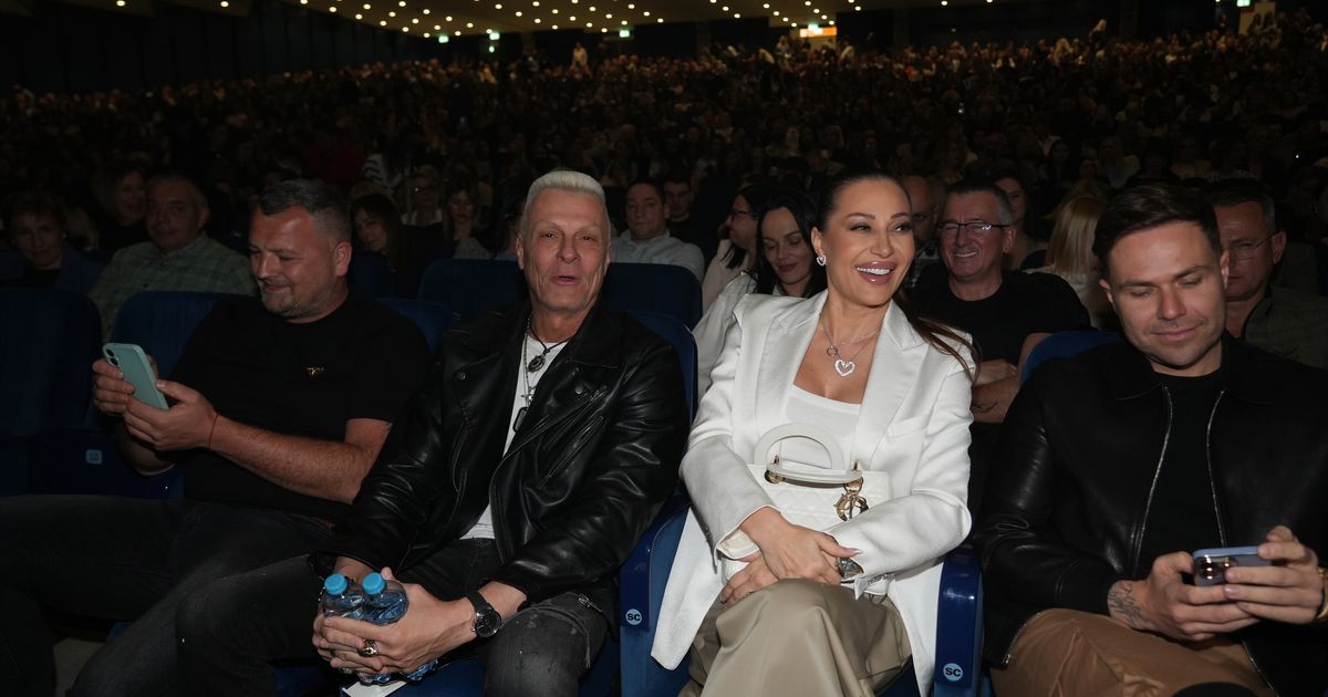 Ceca u muškom društvu na koncertu Marije Šerifović: U ruci nosi malo bogatstvo, a komadi na njoj su "ludilo"