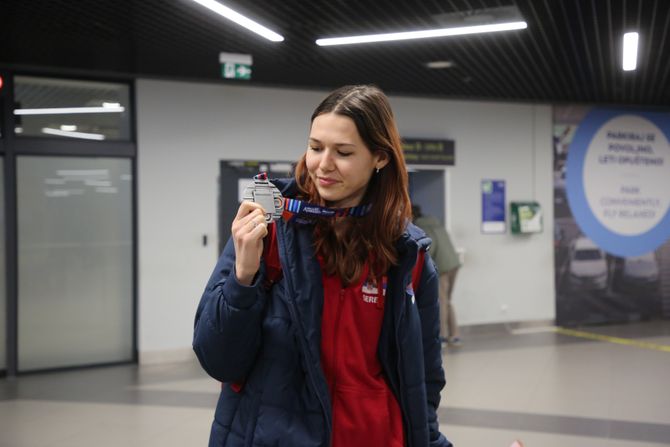 Angelina Topić, Doček na aerodromu