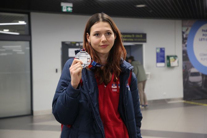 Angelina Topić, Doček na aerodromu Angelina Topić, Doček na aerodromu
