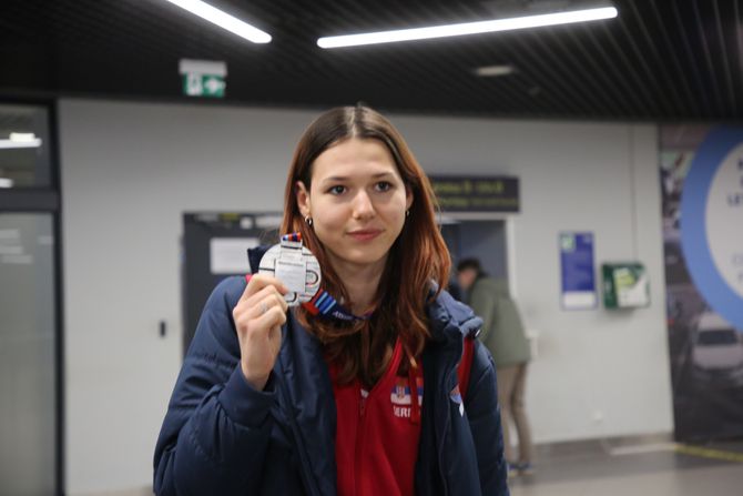 Angelina Topić, Doček na aerodromu