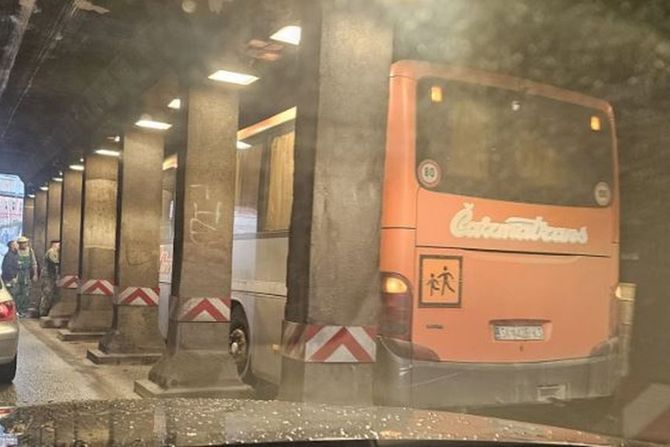 Autobus u Zagrebu se zaglavio u podvožnjaku