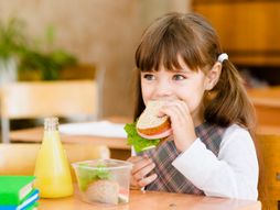 Dete, devojčica jede, hrana, jelo, sendvič, užina, vrtić