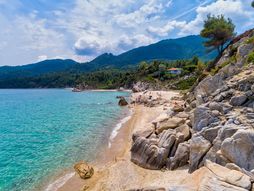 Vourvourou, plaža, Vurvuru, grčko letovalište, letovanje, leto 2025. grčka 2025