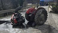 Jezive slike sa mesta nezgode na putu Kraljevo-Goč: Traktor prepolovljen, auto završio u kanalu